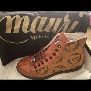 Like new authentic Mauri sneakers